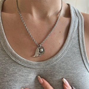 Collier avec pendentif bottes et chapeau de cow-boy argenté sur mannequin
