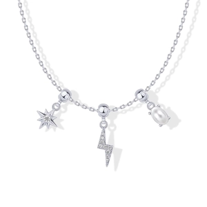 Detail van de zilveren ketting met ster, bliksem en parelhangers op witte achtergrond