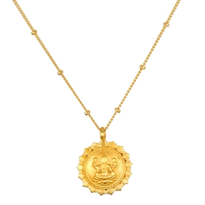 Detail van Lakshmi godin hanger aan gouden ketting met lotusbloem reliëf afwerking