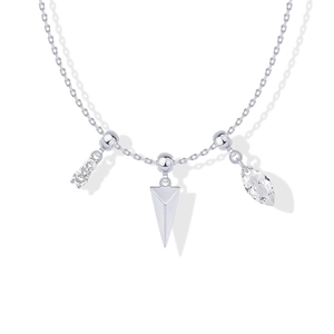 Detailweergave van de zilveren hoefijzer-hartketting met zirkonia-bedeltjes aan een ketting