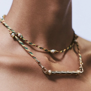 Handgefertigte ethnische Kette mit goldenem Zylinderanhänger, Diamanten und Perlen