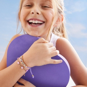 Set de pulseras infantiles con corazones coloridos, cordón púrpura y cadena de oro