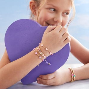Detalle de pulseras infantiles de corazones coloridos y cuentas de letras de Roxanne