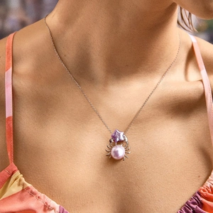 Collier crabe à la mode avec pendentif perle violette et détail étoile sur chaîne or 18K