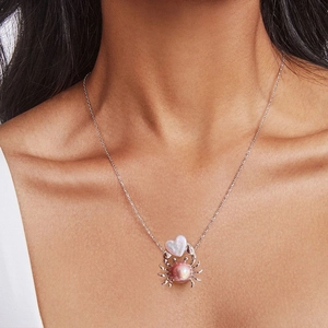 Collier vintage avec pendentif crabe en argent, perles violettes et plaquage en or 18 carats
