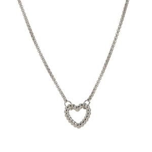 Dettaglio del ciondolo a cuore in argento strutturato con catena a maglia tonda