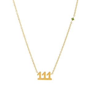 Nahaufnahme des goldenen 111-Engelszahl-Anhängers mit kleinem grünen Edelstein