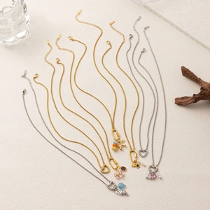 Collezione di collane in oro 18k e argento con pendenti a cuore, fiori e perle su pietra