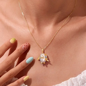 Collana placcata oro 18K con ciondolo a forma di pinguino, perla e gemma blu