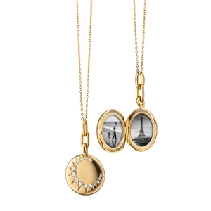 Detalle de relicario de oro de 18K con diseño solar y compartimentos para fotos abiertos