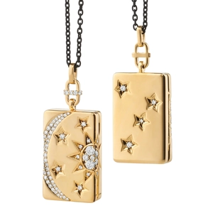 Detalle del medallón dorado con diseño de luna, sol y estrellas con microcristales