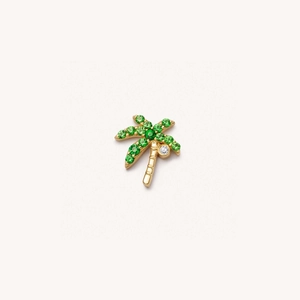 Detalle de colgante de palmera con esmeraldas verdes y diamante en metal dorado