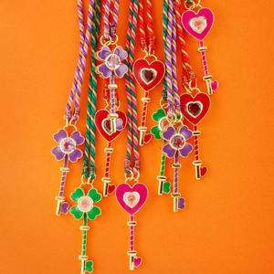 Collar Con Colgante de Llave de Trébol de Corazón de Acero de Titanio Retro para Mujer Joyería de Cadena de Cuerda Trenzada con Diamantes de Imitación Perla Artificial y Esmalte de Colores