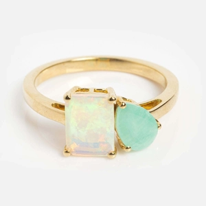 Detailaufnahme des goldenen Titanrings mit rechteckigem Opal und grünem Zirkonstein