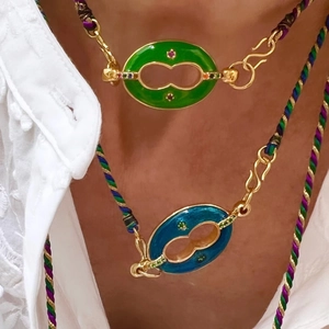 Collares con colgantes de esmalte de colores y cordones trenzados con detalles dorados