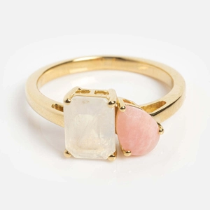 Detailansicht eines goldfarbenen Titanstahlrings mit Mondstein und rosa Opalstein