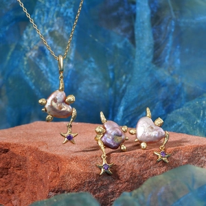 Set gioielli tartaruga marina dorata con perla a cuore e stella marina su roccia
