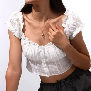 Primo piano della collana dorata con ciondolo pianeta di perla e stella su modella