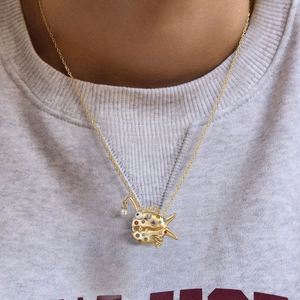 Dettaglio collana con ciondolo a forma di rana pescatrice placcata oro 18K con gemme e perla