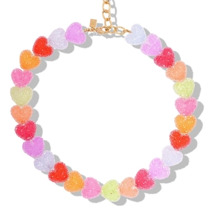 Collar de cuentas de resina de corazón colorido con cadena dorada y cierre de langosta