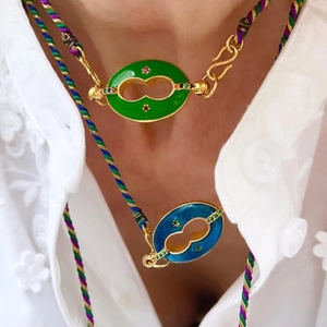 Colgante de esmalte colorido con gemas en cordón trenzado multicolor para mujer