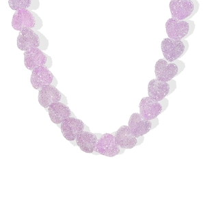 Primer plano del collar de cuentas de corazón en resina morada con textura de cristal