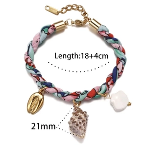Collier en tissu coloré avec pendentifs coquillage et escargot de mer dorés