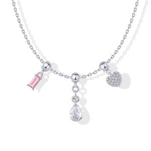 Detail van zilveren ketting met roze kristal, druppelsteen en hartvormige hanger