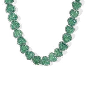 Primer plano del collar de resina con corazones verdes y detalles de cristales brillantes
