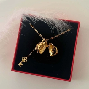 Collar de relicario de corazón dorado con colgante de llave en elegante caja de joyería