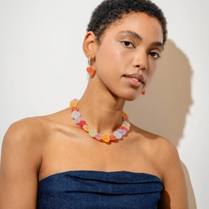 Conjunto de collar y pendientes de resina con forma de corazón y textura de caramelo en modelo