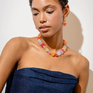 Conjunto de collar y pendientes de corazón de resina colorida usados por una modelo