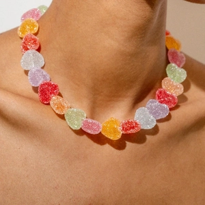 Collar de corazones de resina colorida con textura de azúcar y diseño de moda