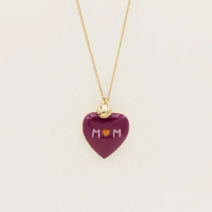 Vue détaillée du médaillon cœur plaqué or 18k avec inscription MOM et émail violet foncé