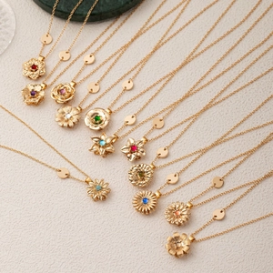 Detaillierte Flachbildaufnahme goldener Blumenketten mit bunten Zirkonsteinen