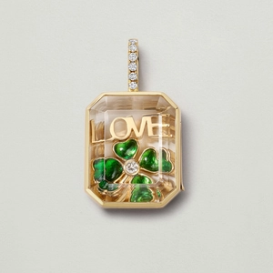 Vue détaillée du médaillon en verre avec texte LOVE et trèfle en or 18 carats