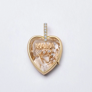 Vue détaillée du médaillon cœur en or 18 carats avec lettres MAMA et cristal transparent