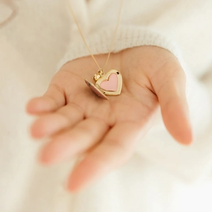 Collier médaillon cœur doré pour femme, design ouvrant avec un intérieur rose clair