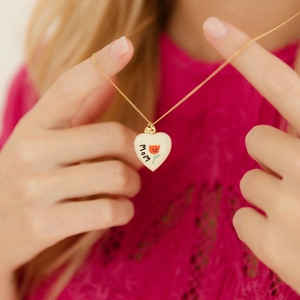 Collier médaillon cœur en acier doré avec tulipes peintes et texte Mom pour maman