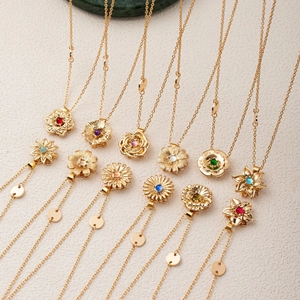 Goldene rotierende Blumenhalsketten mit bunten Zirkonsteinen für modischen Schmuck