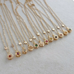 Drehbare Blumenhalsketten in Gold mit bunten Edelsteinen und personalisierten Buchstaben