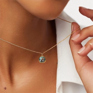 Elegante collar bañado en oro con un colgante cuadrado verde oliva para mujer
