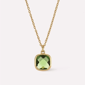 Collar de cadena dorada con colgante de piedra verde talla cojín sobre fondo blanco