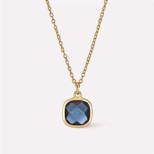 Collier minimaliste en or avec pendentif cristal bleu de coupe carrée serti clos
