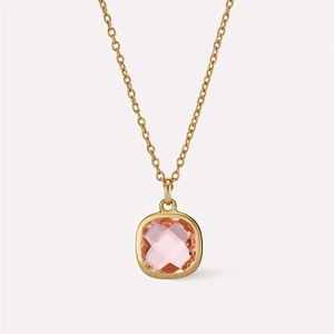 Collier minimaliste en or avec un pendentif carré en pierre rose facettée
