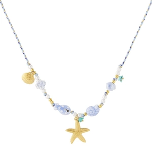 Détail du collier nautique avec pendentifs étoile de mer, coquillage et poisson bleu
