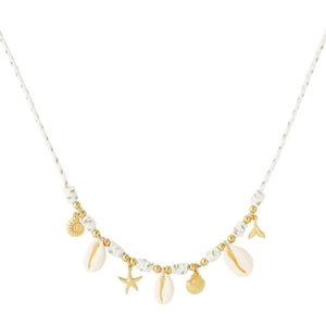Détail du collier tissé étoile de mer et coquillage avec charms plaqués or 18k