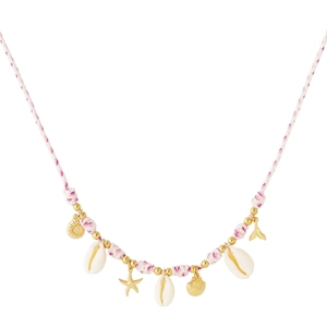 Détail du collier tressé nautique avec breloques d'étoile de mer, coquillage et queue de poisson