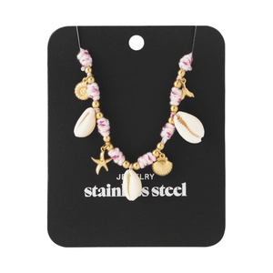 Détail du collier étoile de mer bohème avec coquillages dorés et petits escargots de mer