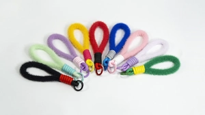 Detailopname van 10 kleurrijke pluche sleutelhangers gerangschikt in een waaiervorm